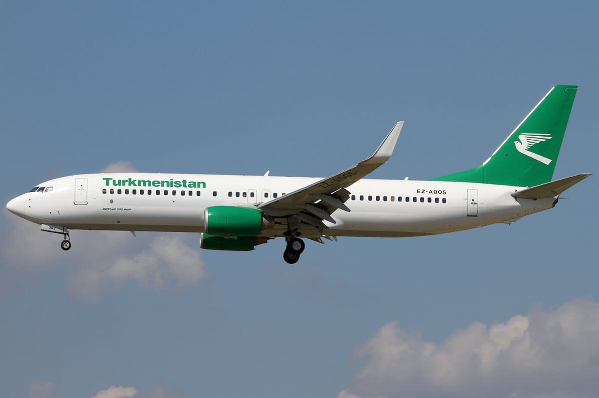 Turkmenistan_Boeing_737-800_KvW-3